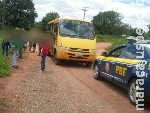 PRF flagra ônibus escolar lotado, com pneus carecas e documentos vencidos PRF flagra ônibus escolar lotado, com pneus carecas e documentos vencidos