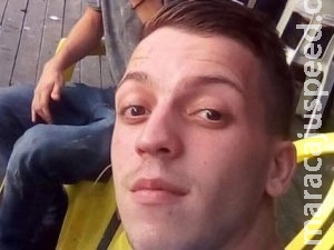 Rapaz de 22 anos morre ao bater moto em árvore e poste na Capital