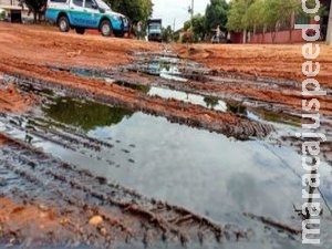 Rastro de combustível polui solo em via pública e gera multa de R$ 5 mil Rastro de combustível polui solo em via pública e gera multa de R$ 5 mil