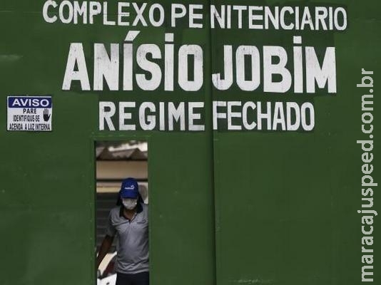 Revista apreende facas, celulares e rádio transmissor em presídio