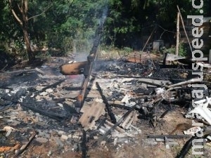 Suspeito de incendiar barraco volta ao local e acaba ferido a golpes de foice Suspeito de incendiar barraco volta ao local e acaba ferido a golpes de foice