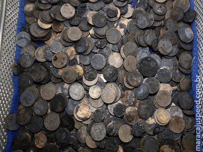 Tartaruga se recupera bem após cirurgia para retirar 915 moedas de seu estômago na Tailândia Tartaruga se recupera bem após cirurgia para retirar 915 moedas de seu estômago na Tailândia