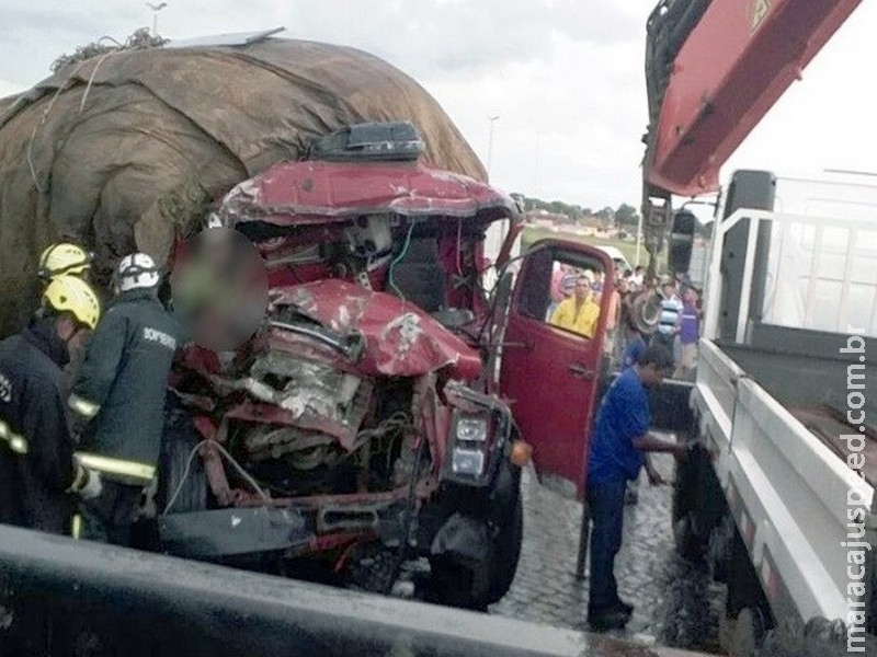 Acidente entre carreta e caminhão mata dois e fere um na BR-153 Acidente entre carreta e caminhão mata dois e fere um na BR-153