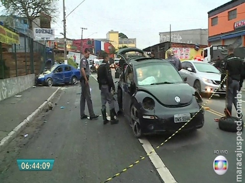 Acidente entre dois carros deixa sete pessoas feridas e um morto