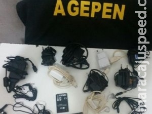 Agentes encontram carregadores e baterias de celulares perto de muralha