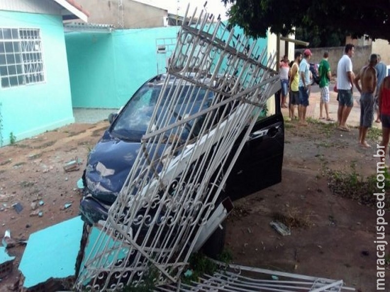 Ao fugir de acidente, condutora bate em muro e derruba portão de casa Ao fugir de acidente, condutora bate em muro e derruba portão de casa