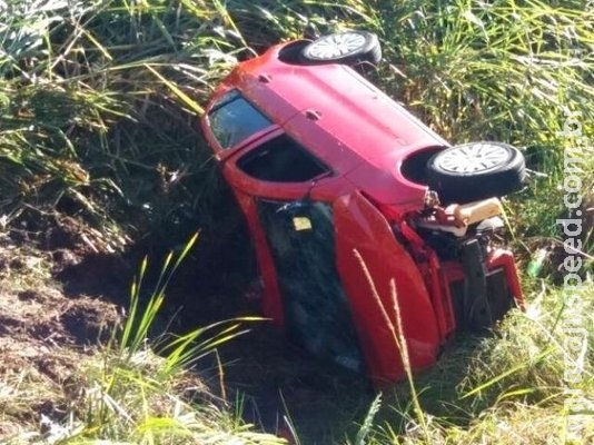 Após motorista capotar com veículo, passageiros são atacados por abelhas Após motorista capotar com veículo, passageiros são atacados por abelhas