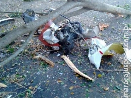 Avião cai perto de aeroporto, bate em árvore e mata dois ocupantes Avião cai perto de aeroporto, bate em árvore e mata dois ocupantes