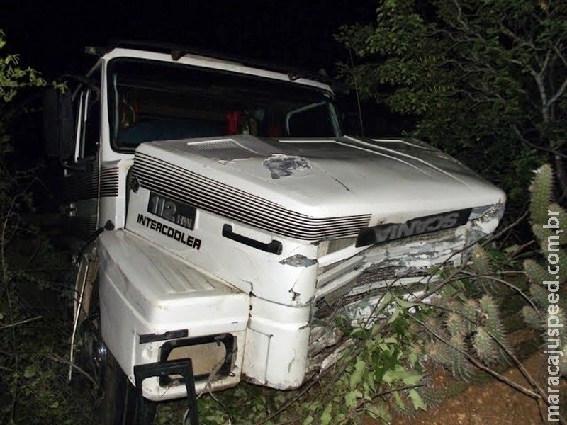 Carro e caminhão batem de frente e três morrem na BR-304 Carro e caminhão batem de frente e três morrem na BR-304