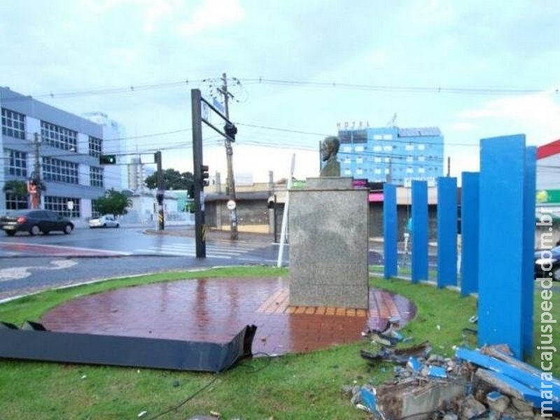 Condutor derruba semáforo, muro de concreto e é preso por dirigir bêbado