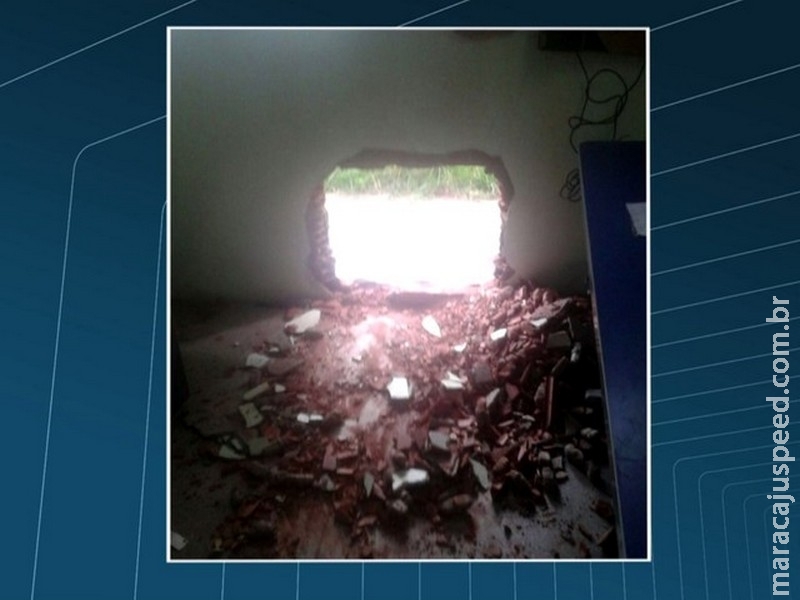 Criminosos fazem buraco em muro e invadem escola