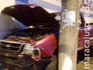 Embriagada, mulher bate caminhonete em placa, poste e parede de imóvel Embriagada, mulher bate caminhonete em placa, poste e parede de imóvel