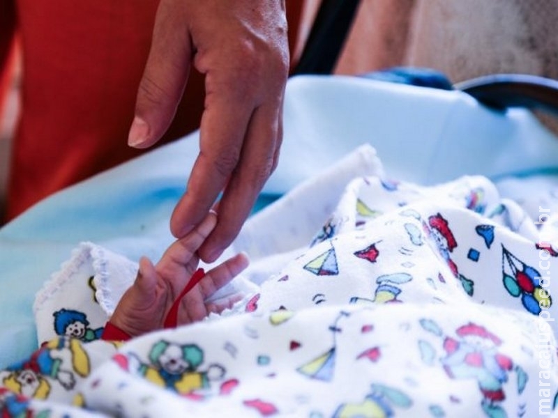 Grávida de 7 meses, mãe se entrega à Polícia para não ser separada do filho