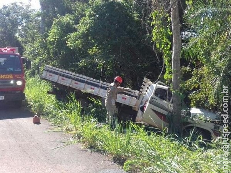 Idoso dorme ao volante, perde controle da direção e morre na BR-262 Idoso dorme ao volante, perde controle da direção e morre na BR-262