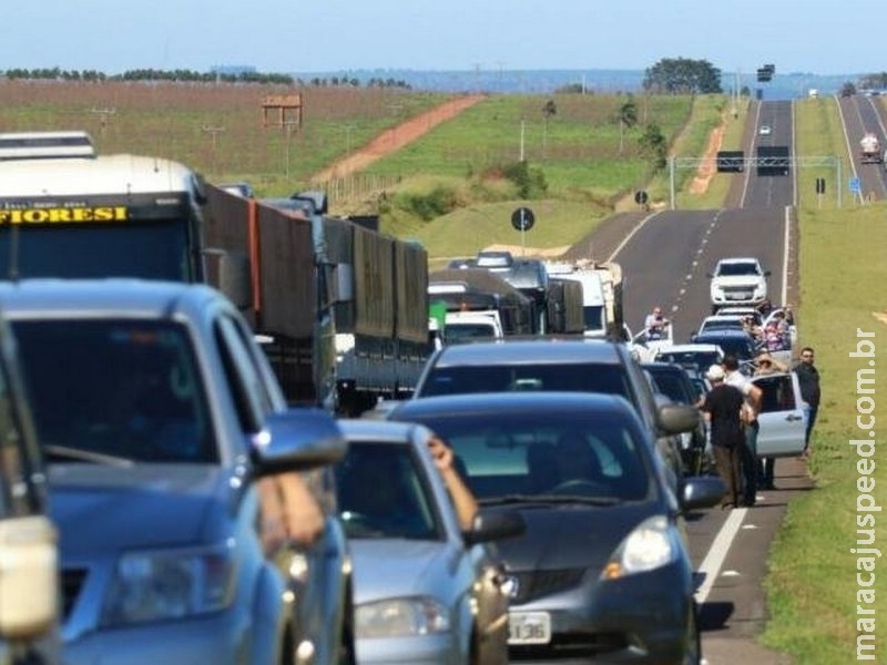 Indígenas bloqueiam as duas pistas da BR-163 em manifestação Indígenas bloqueiam as duas pistas da BR-163 em manifestação