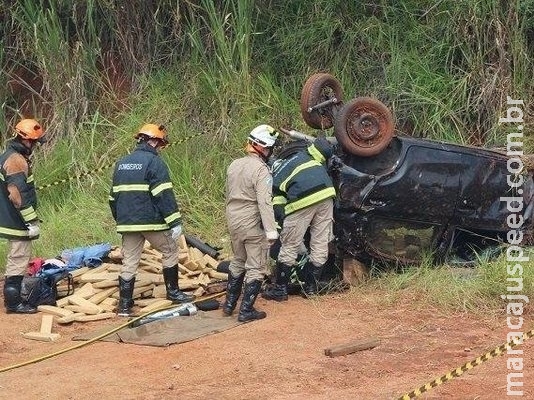 Jovem perde controle de direção e capota carro com 423 kg de maconha Jovem perde controle de direção e capota carro com 423 kg de maconha