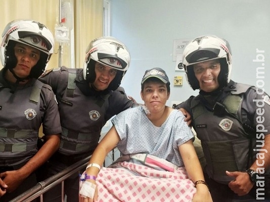 Jovem que perdeu exame para virar PM por conta da leucemia recebe visita de policiais em hospital