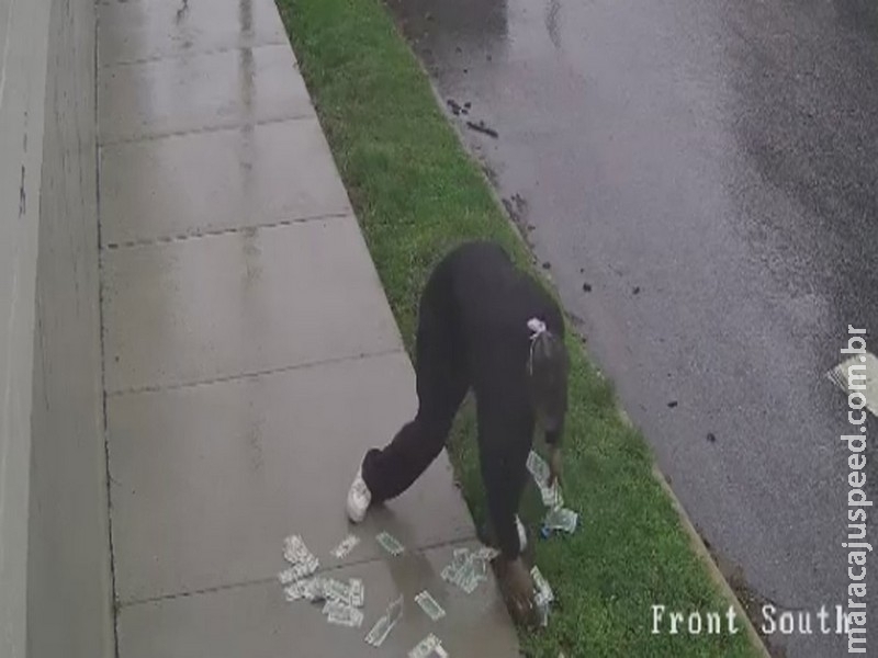 Ladrão ciclista é visto parando para juntar dinheiro que caiu durante fuga
