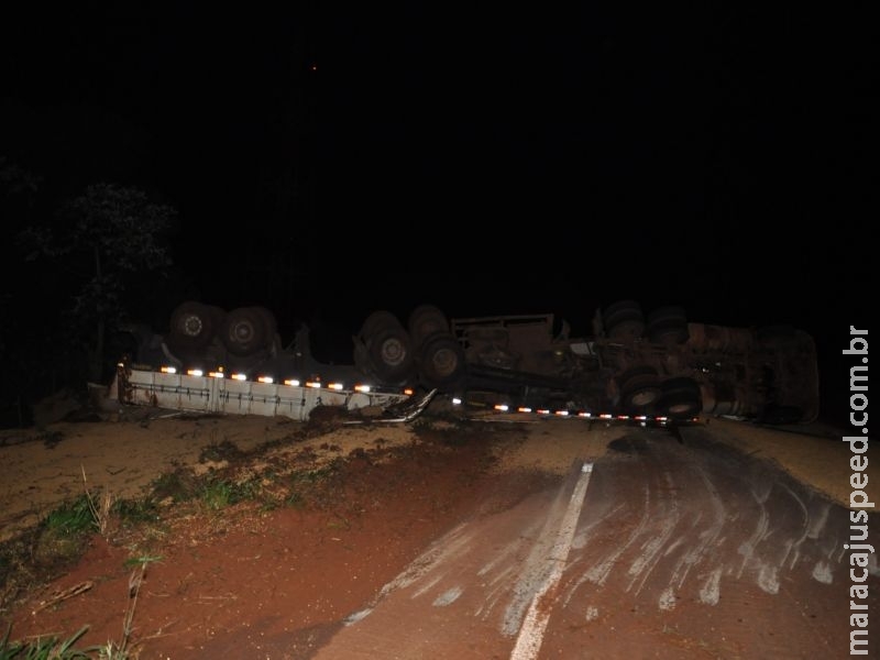 Maracaju: Buraco na rodovia BR-267 aberto por empresa de manutenção ocasiona tombamento de carreta bi-trem com cerca de 37 toneladas de soja Maracaju: Buraco na rodovia BR-267 aberto por empresa de manutenção ocasiona tombamento de carreta bi-trem com cerca de 37 toneladas de soja