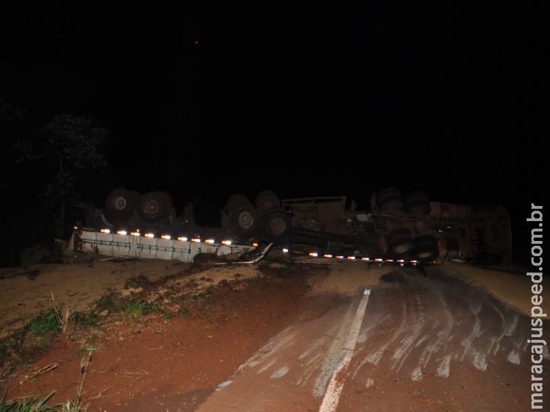 Maracaju: Buraco na rodovia BR-267 aberto por empresa de manutenção ocasiona tombamento de carreta bi-trem com cerca de 37 toneladas de soja