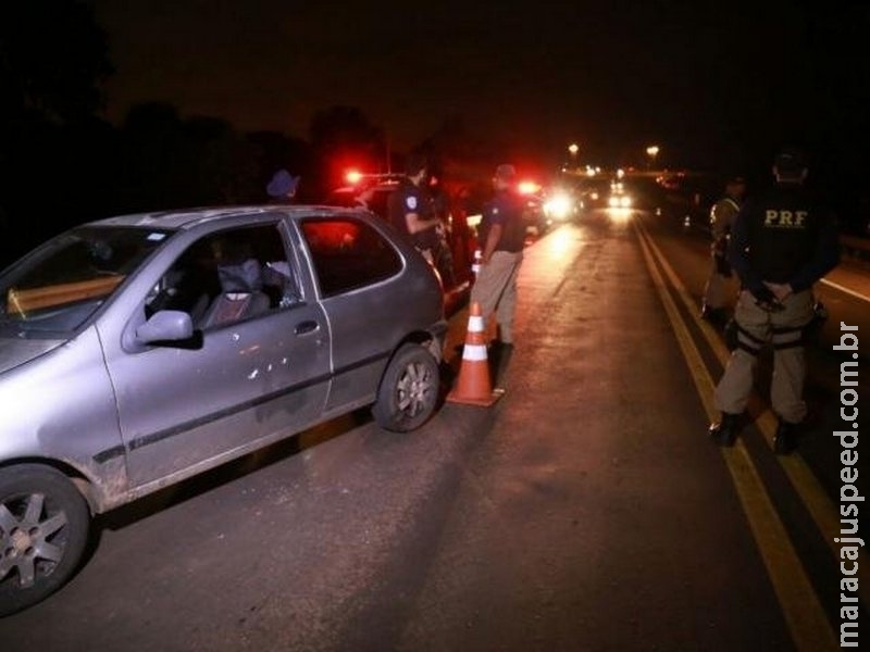 Motociclista persegue carro, executa motorista e fere dois passageiros