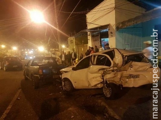 Motorista perde controle da direção e destrói veículos Motorista perde controle da direção e destrói veículos