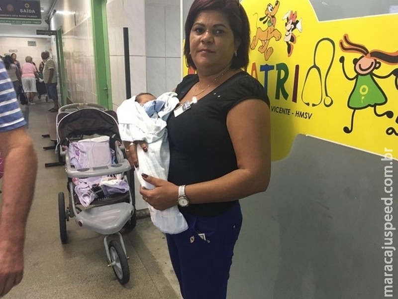 Mulher salva bebê abandonado dentro de saco de lixo Mulher salva bebê abandonado dentro de saco de lixo