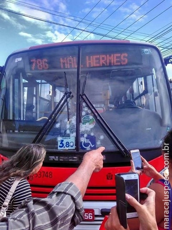 Ônibus é atingido por mais de 20 disparos durante tentativa de roubo de carga Ônibus é atingido por mais de 20 disparos durante tentativa de roubo de carga