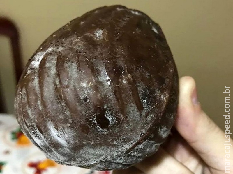 Ovos de Páscoa mofados e com larvas são distribuídos para crianças Ovos de Páscoa mofados e com larvas são distribuídos para crianças