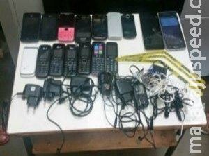 PM apreende 16 celulares e serras que seriam arremessados para presos