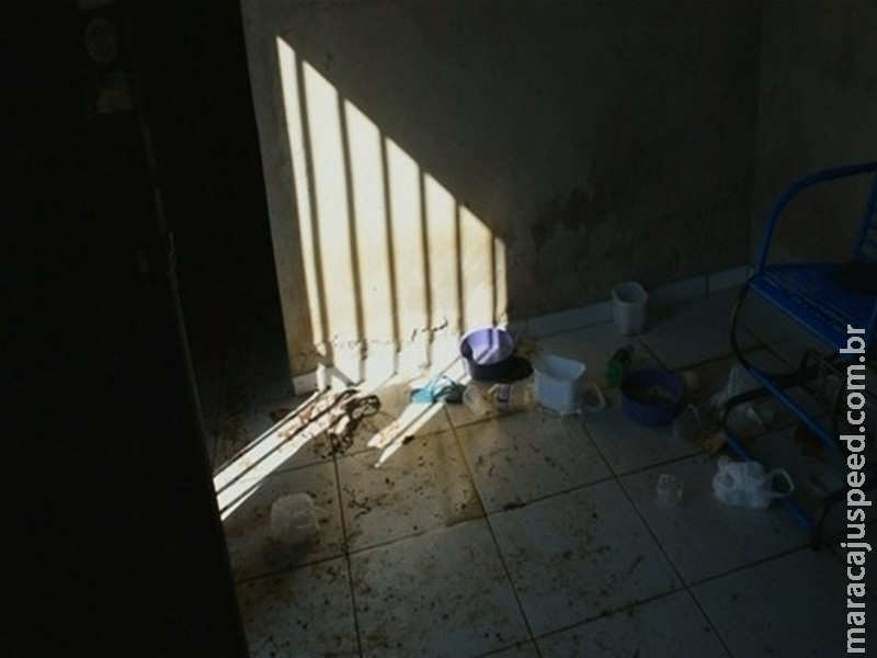 Polícia indicia mulher por prender irmão com esquizofrenia em casa