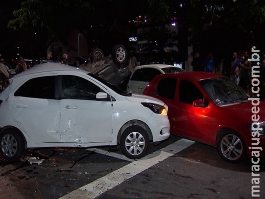 Suspeitos de assalto capotam carro durante fuga e provocam acidente com outros cinco veículos