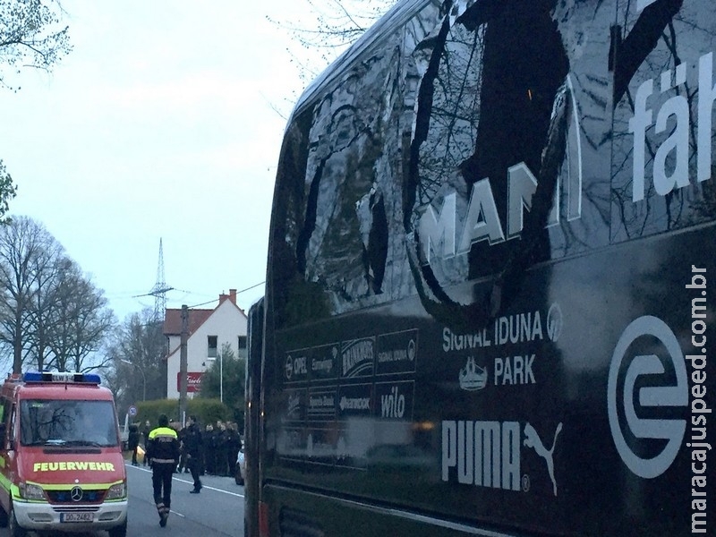 Três explosões ocorrem perto de ônibus do time do Borussia Dortmund, e jogo é adiado Três explosões ocorrem perto de ônibus do time do Borussia Dortmund, e jogo é adiado
