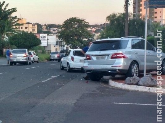 Acidente envolve três veículos e motorista põe culpa em Acidente envolve três veículos e motorista põe culpa em