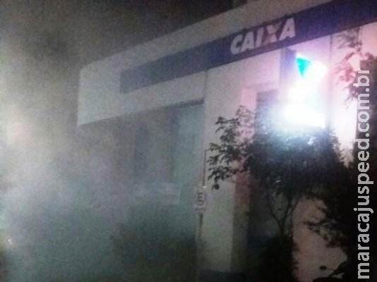 Banco é tomado por fumaça em teste de segurança e assusta moradores Banco é tomado por fumaça em teste de segurança e assusta moradores