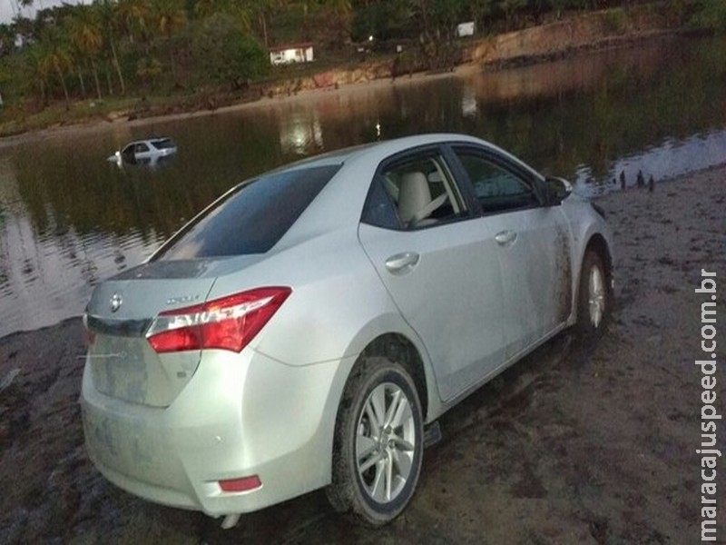 Bandidos explodem agências bancárias e depois fogem em lanchas