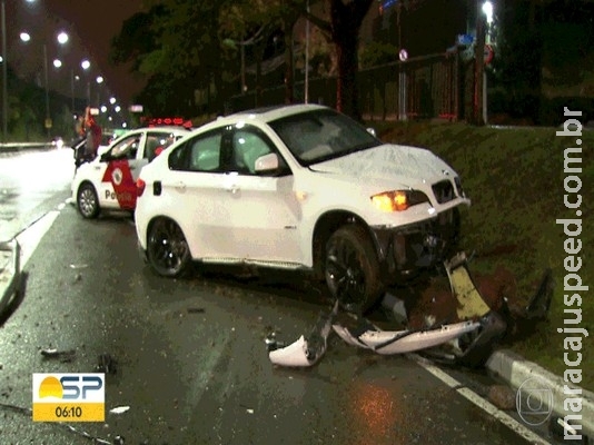 BMW perde controle e derruba postes BMW perde controle e derruba postes