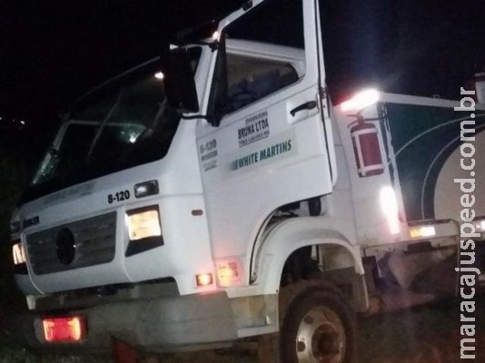 Ciclista morre ao ser atropelado por caminhão roubado; condutor fugiu