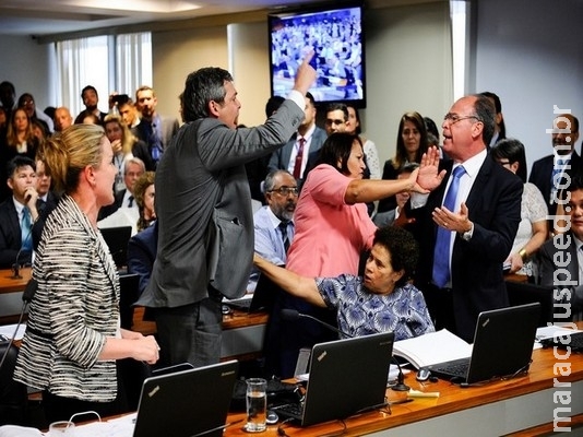 Comissão considera lido parecer sobre reforma trabalhista após confusão Comissão considera lido parecer sobre reforma trabalhista após confusão