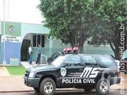 Esposa pede separação, marido coloca fogo em casa e ela defende homem na delegacia