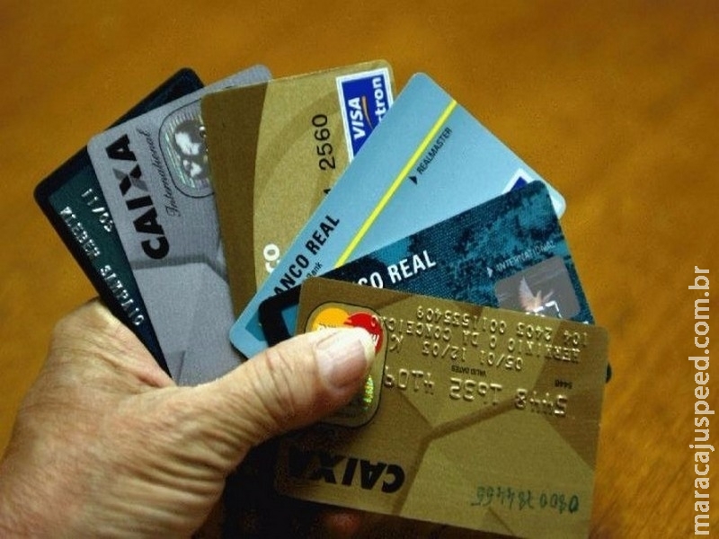 Juros do rotativo do cartão caem ao nível mais baixo em 18 meses Juros do rotativo do cartão caem ao nível mais baixo em 18 meses