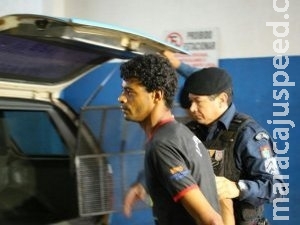 Ladrão derruba casal de idosos, mas é pego, amarrado por vizinhos e preso