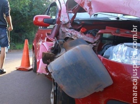 Mãe e filho ficam feridos após carro bater em caçamba Mãe e filho ficam feridos após carro bater em caçamba