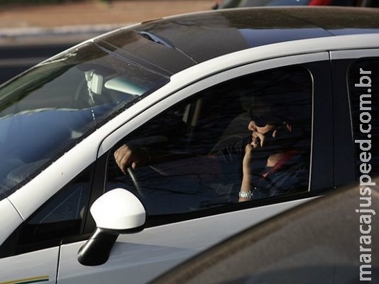 Maio Amarelo alerta motoristas para riscos do celular ao volante