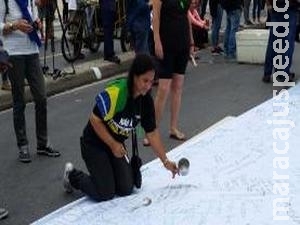 Manifestantes protestam contra o governo e pedem Diretas Já em vários estados