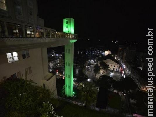 Monumentos no país ficam iluminados para chamar a atenção sobre o glaucoma