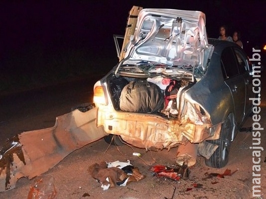 Moto bate em carro parado, mata mulher e deixa 4 feridos Moto bate em carro parado, mata mulher e deixa 4 feridos