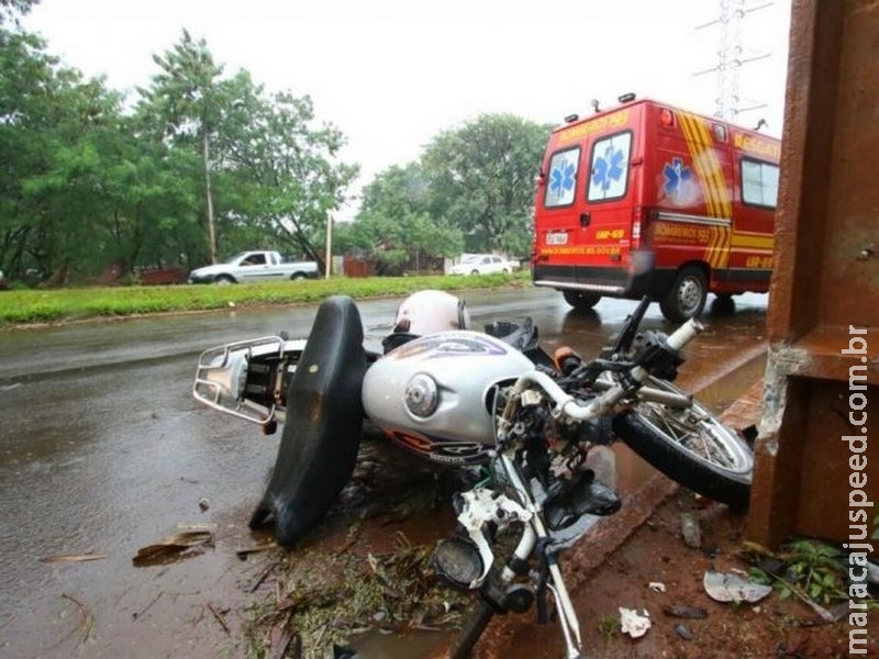 Motociclista bate em poste e é levado com vida ‘por um fio’ à Santa Casa