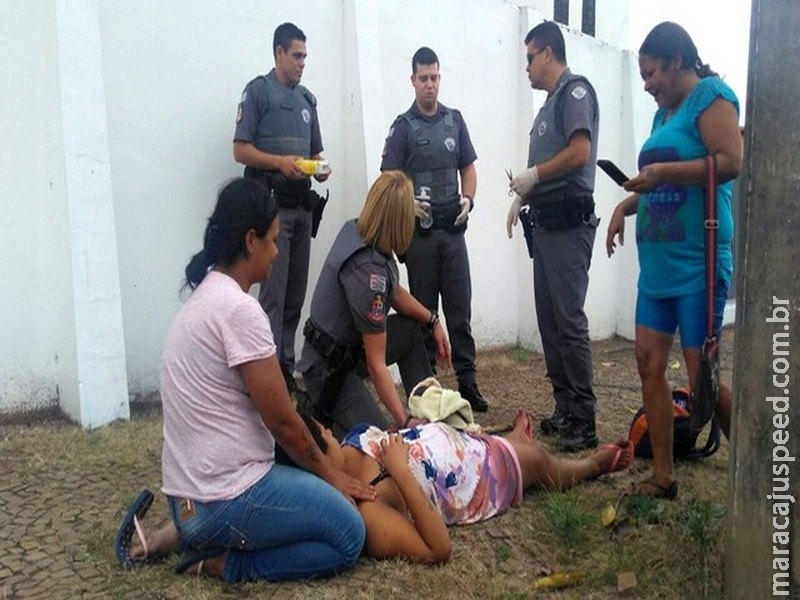 Mulher dá à luz na calçada em frente a base da PM