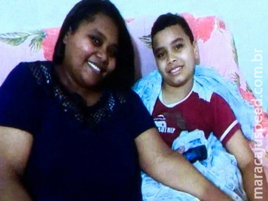Mulher grávida e filho de dez anos morrem após acidente de carro Mulher grávida e filho de dez anos morrem após acidente de carro